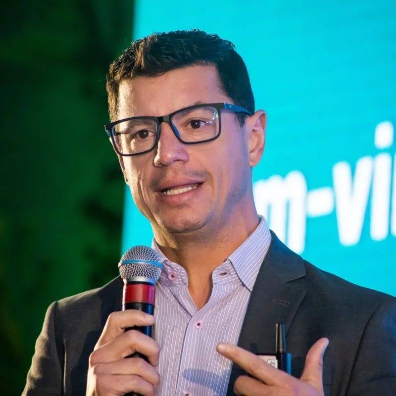 Professor SANDRO BUENO